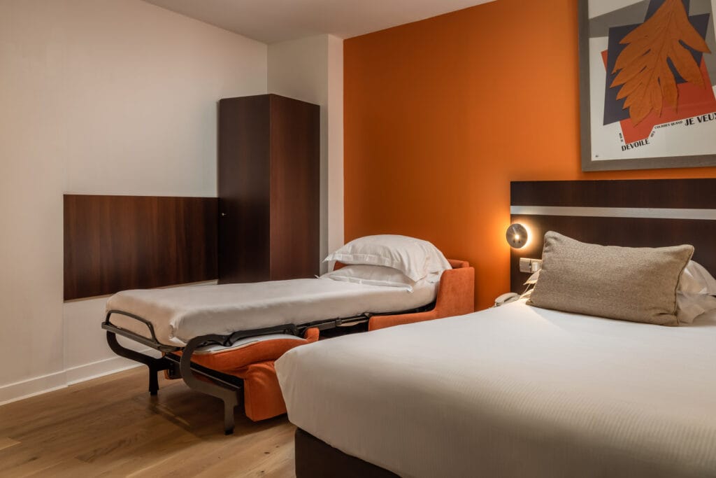 Chambre triple de l'Hôtel Arc de Triomphe - version orange