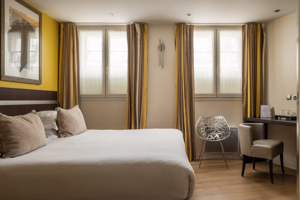 Chambre triple de l'hôtel Arc de Triomphe - jaune - vue large